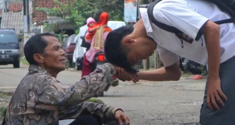 guru honorer jadi pemulung