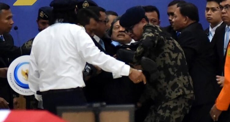 menteri trenggono pingsan