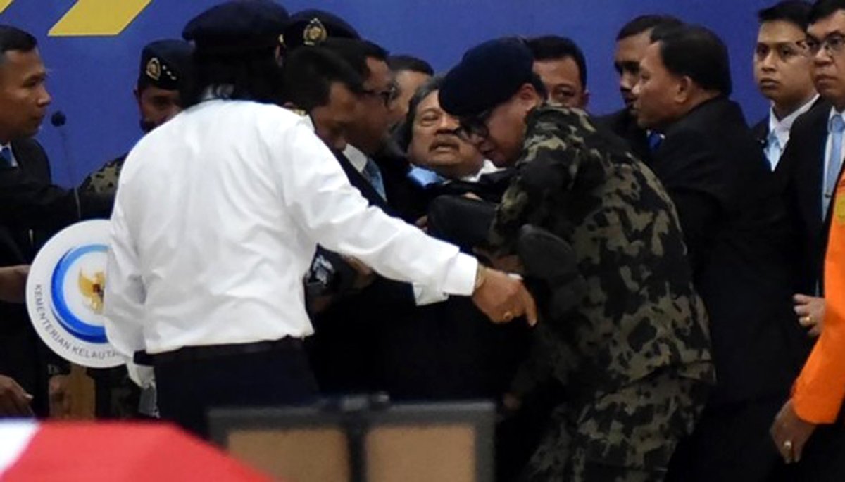 menteri trenggono pingsan